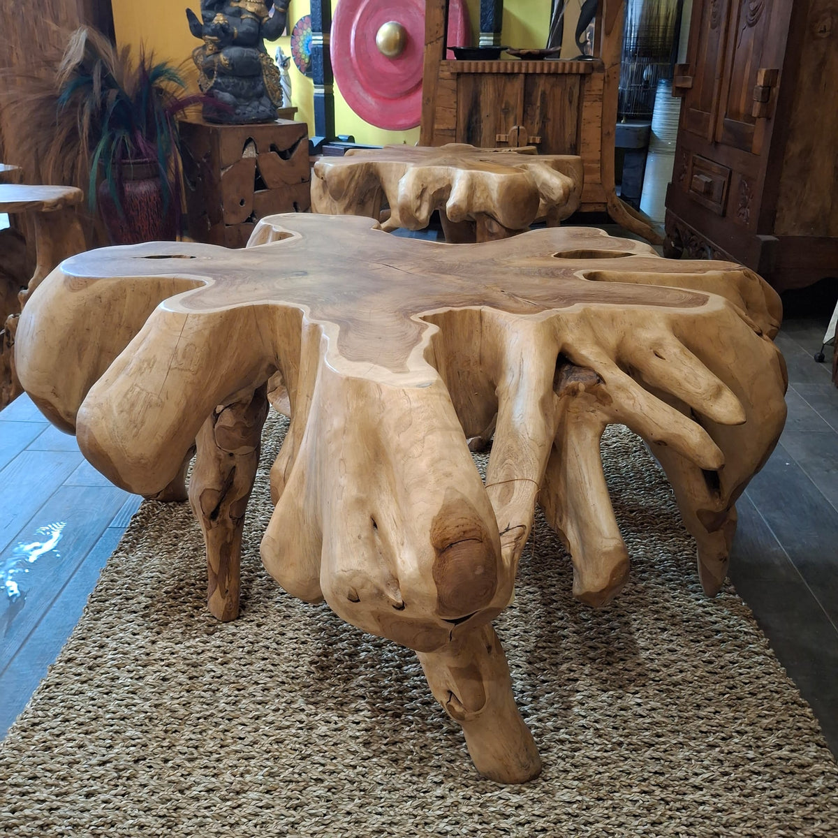 Tavolino etnico in radice intera di legno teak