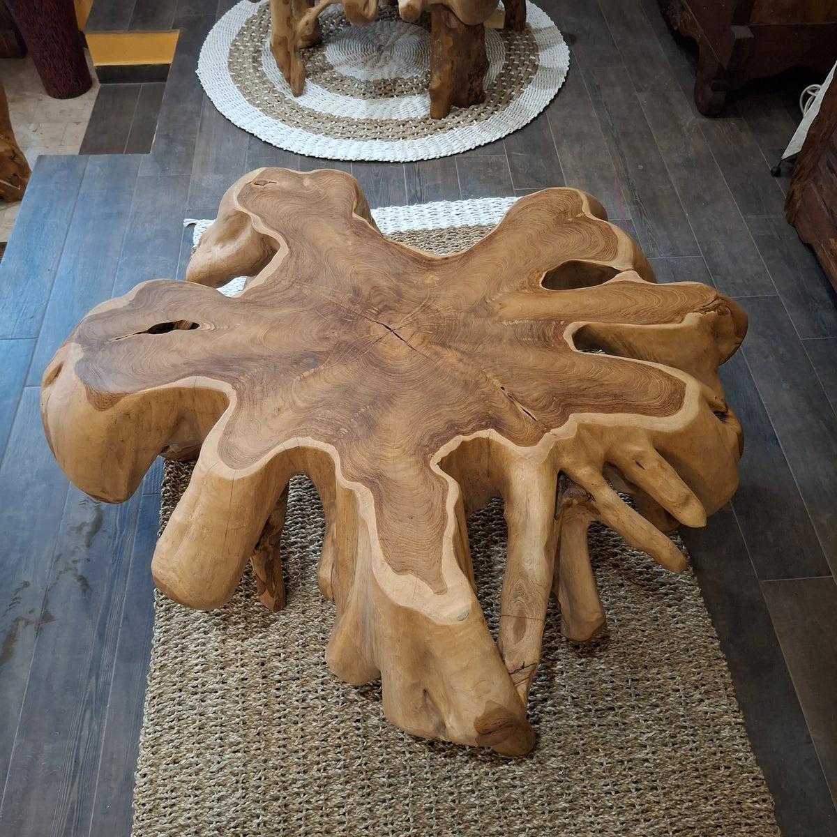 Tavolino etnico in radice intera di legno teak