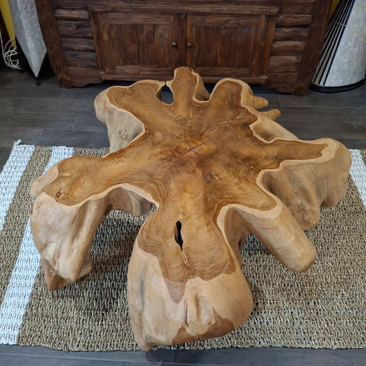 Tavolino etnico in radice intera di legno teak