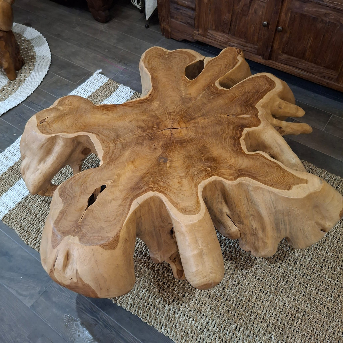 Tavolino etnico in radice intera di legno teak