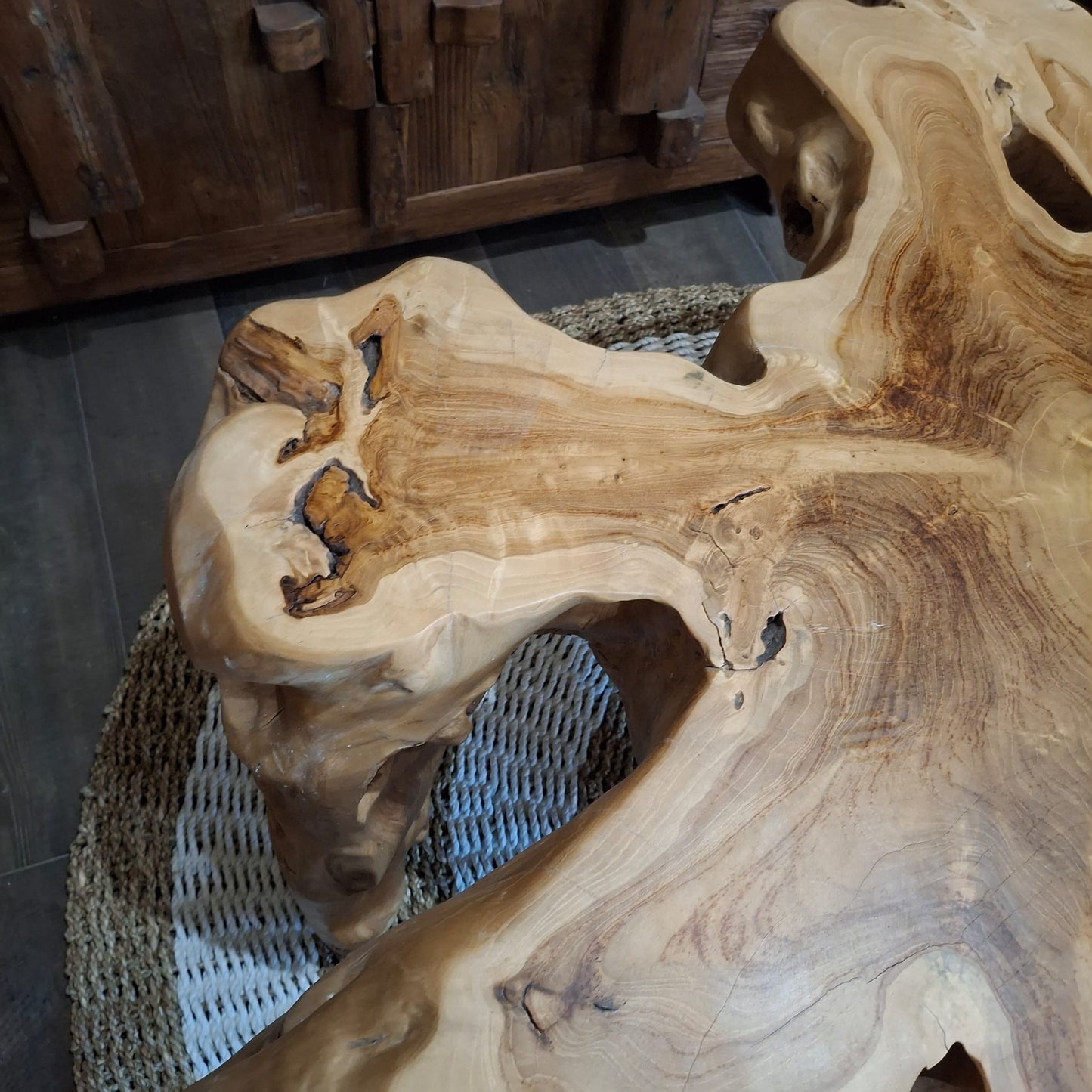 Tavolino in radice di teak etnico