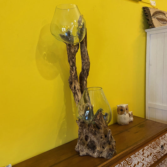 Vase ethnique en verre soufflé sur racine d'aquarium