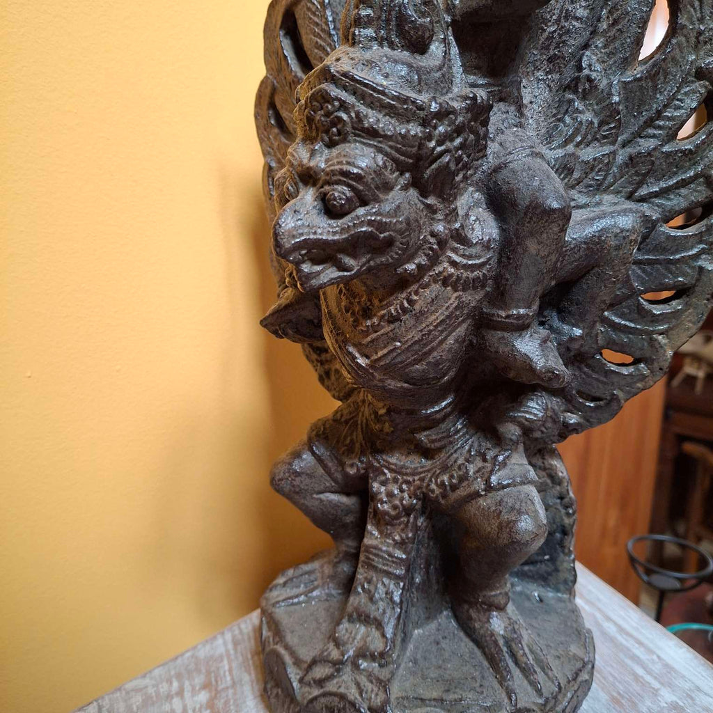 Visnu Garuda statua in pietra sacra indu Bali
