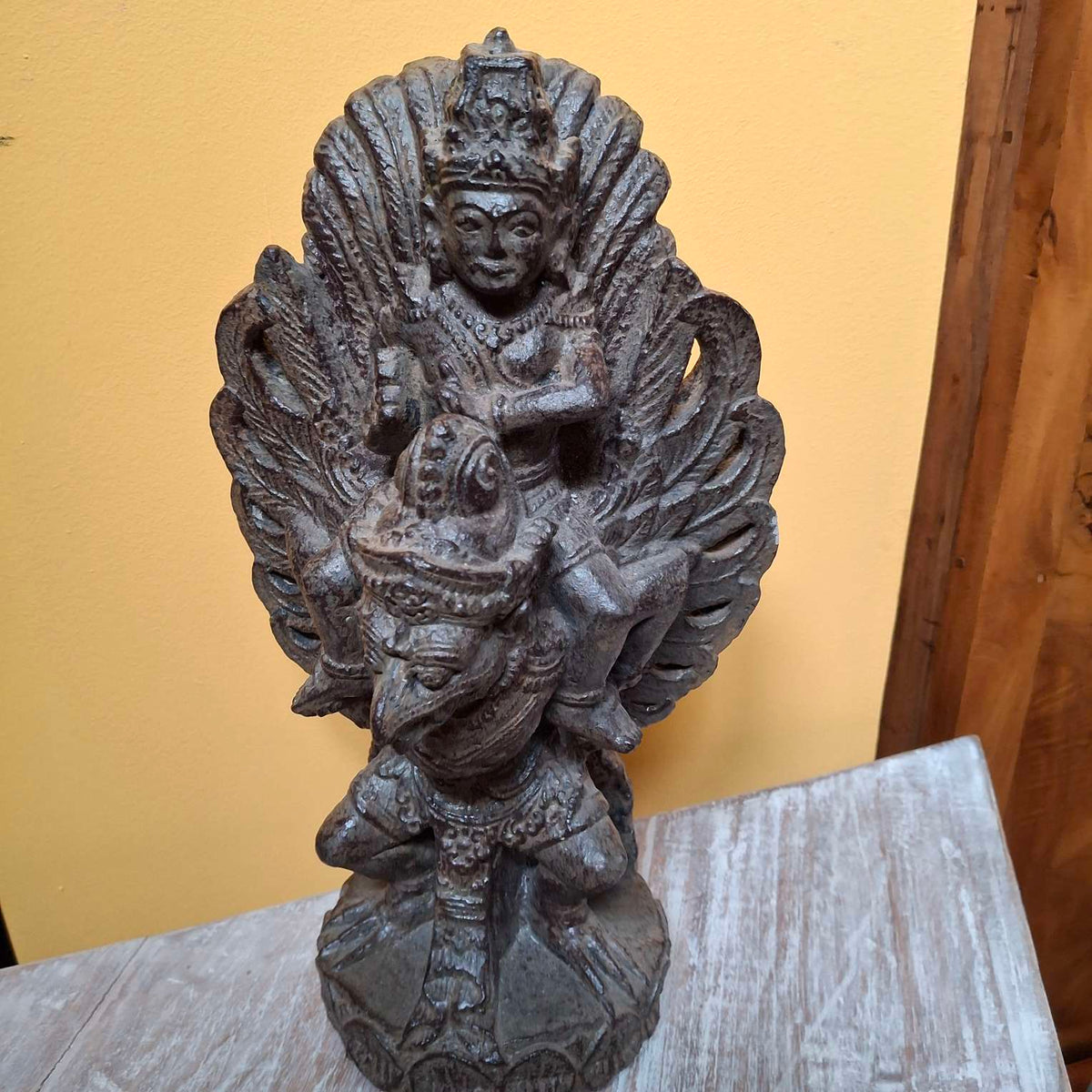 Visnu Garuda statua in pietra sacra indu Bali