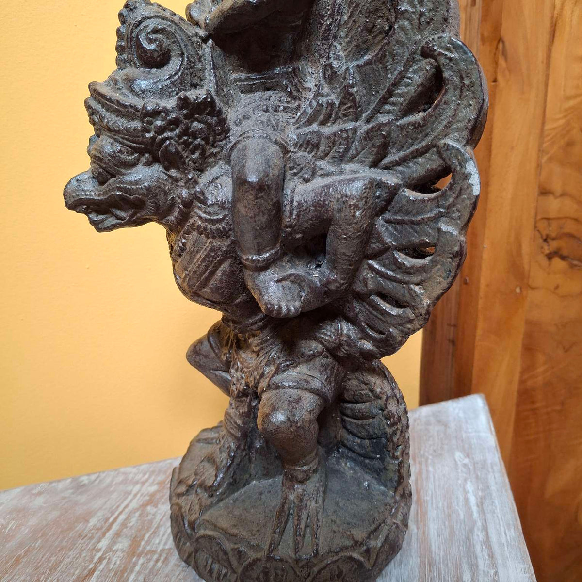 Visnu Garuda statua in pietra sacra indu Bali