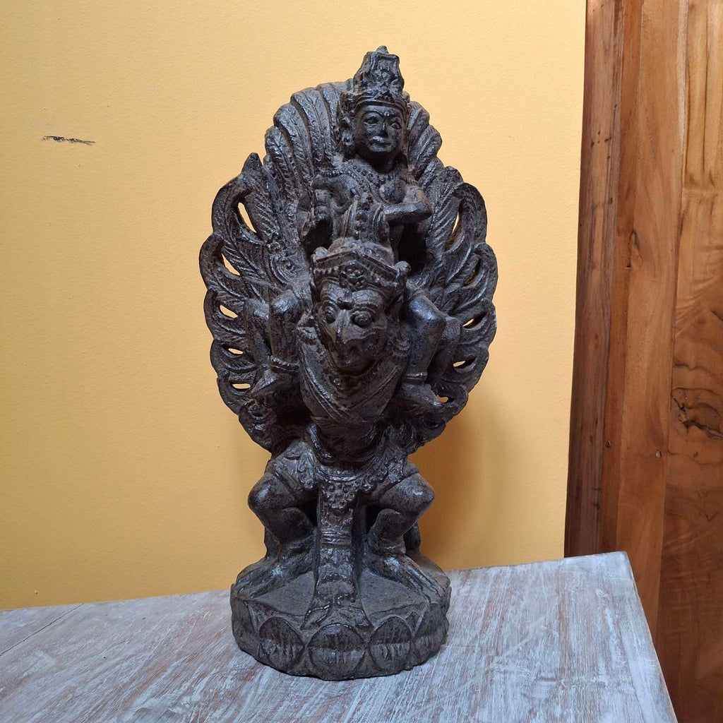 Visnu Garuda statua in pietra sacra indu Bali