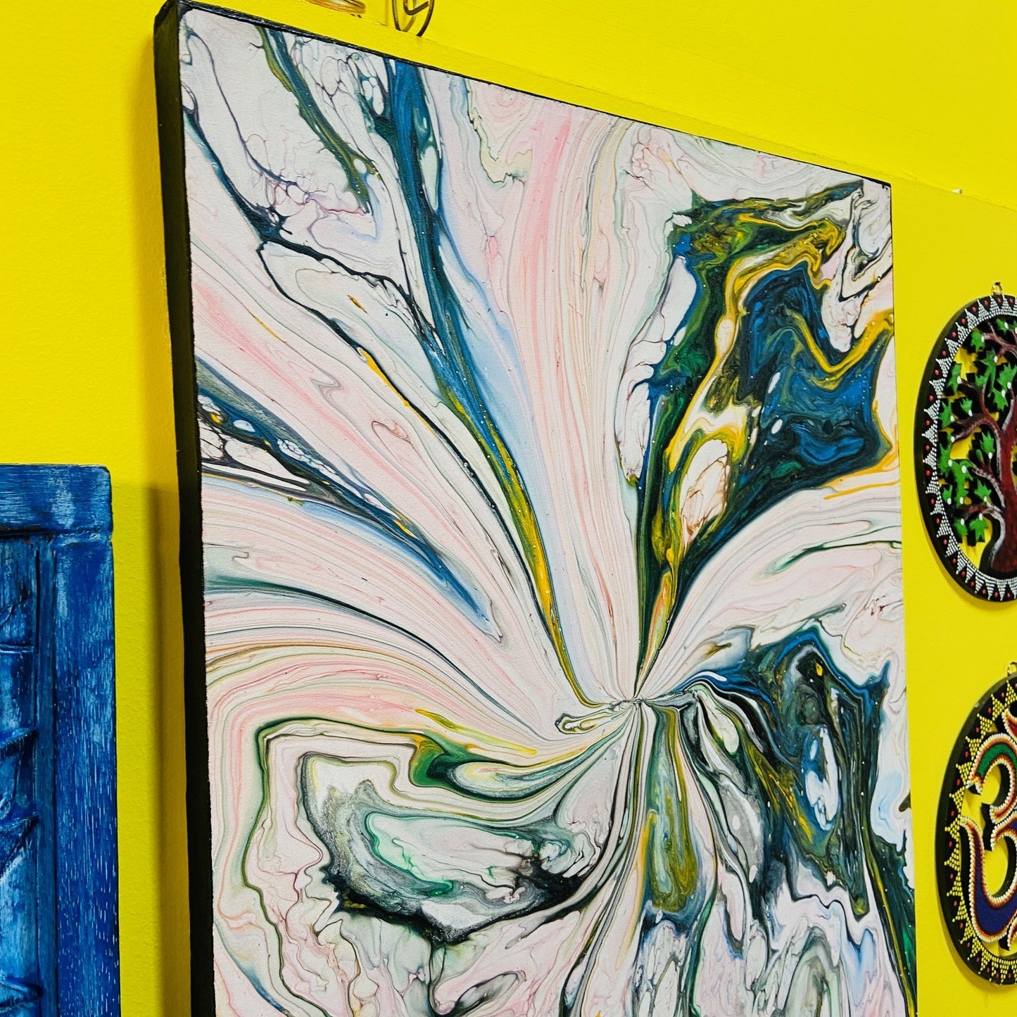 Peinture abstraite sur toile peinte dans un style ethnique moderne