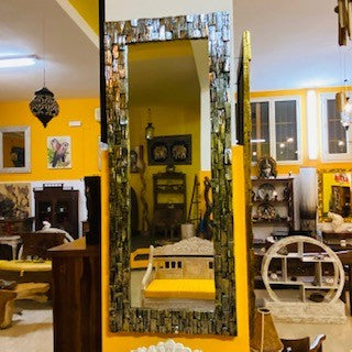 Miroir minimaliste avec cadre ethnique et briques en bois