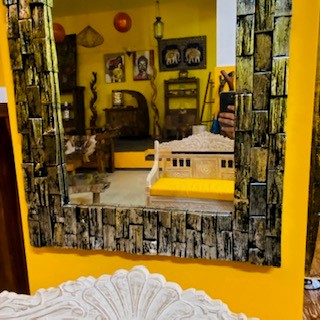 Miroir minimaliste avec cadre ethnique et briques en bois