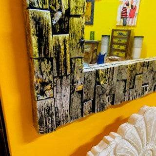 Miroir minimaliste avec cadre ethnique et briques en bois