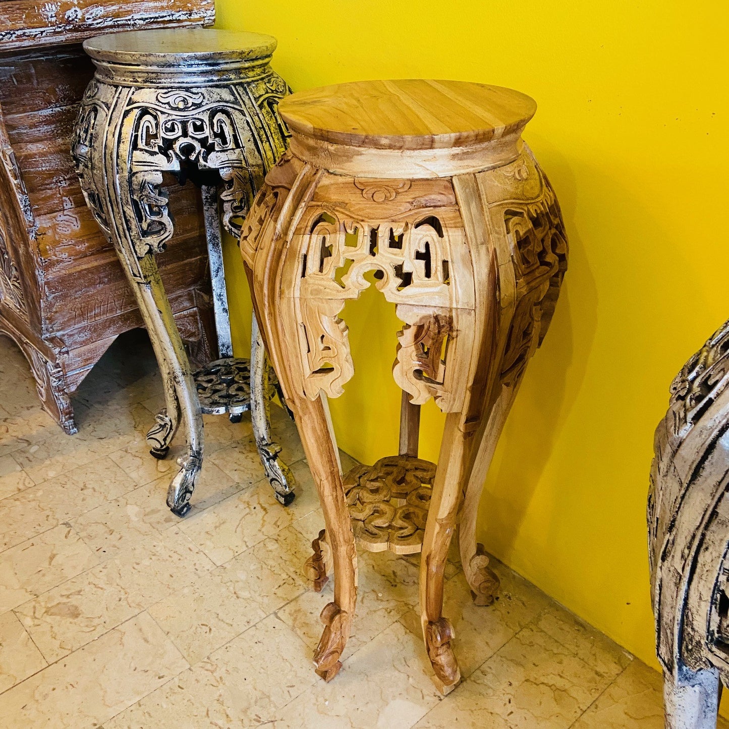 Tabouret déco sur piédestal en bois sculpté vintage
