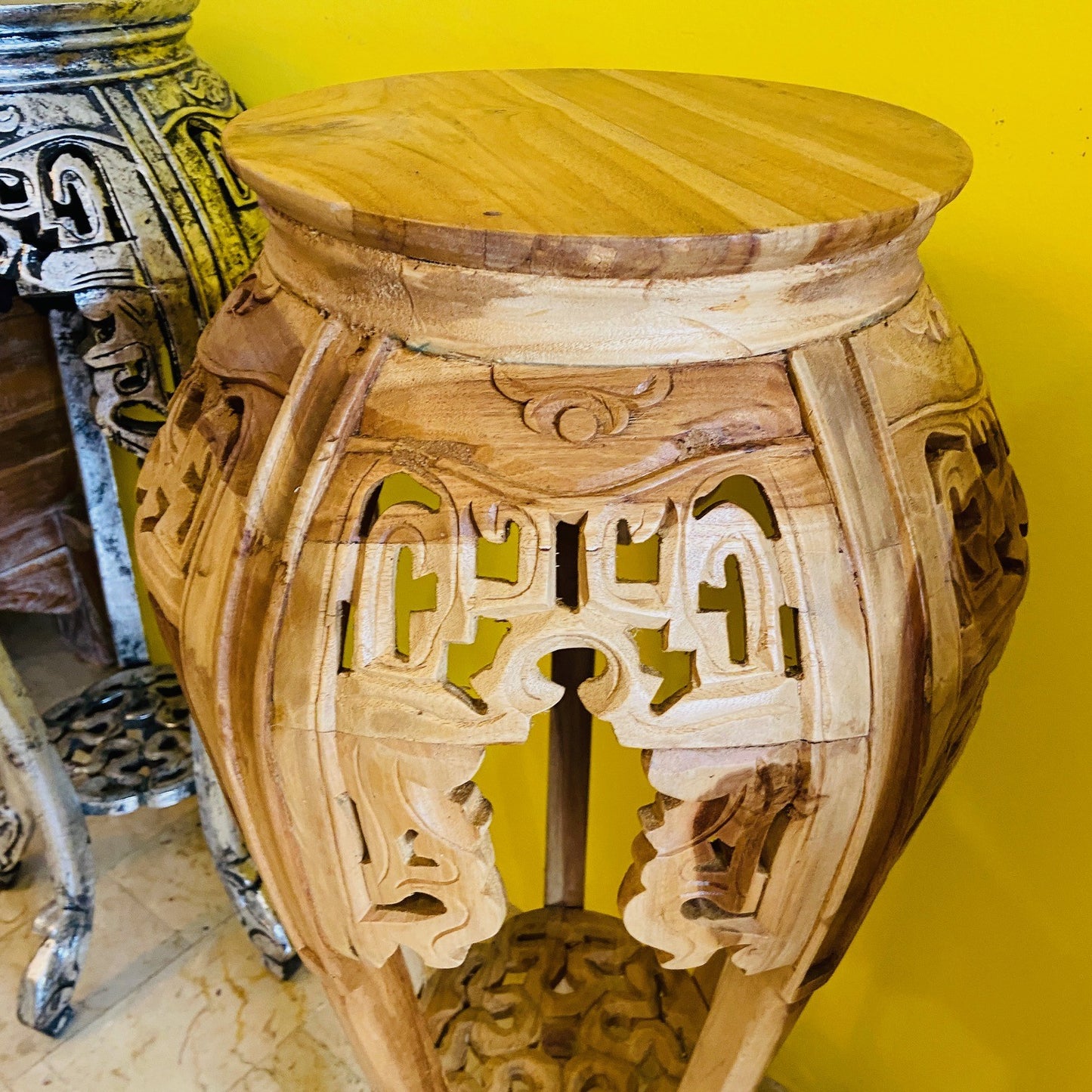 Tabouret déco sur piédestal en bois sculpté vintage