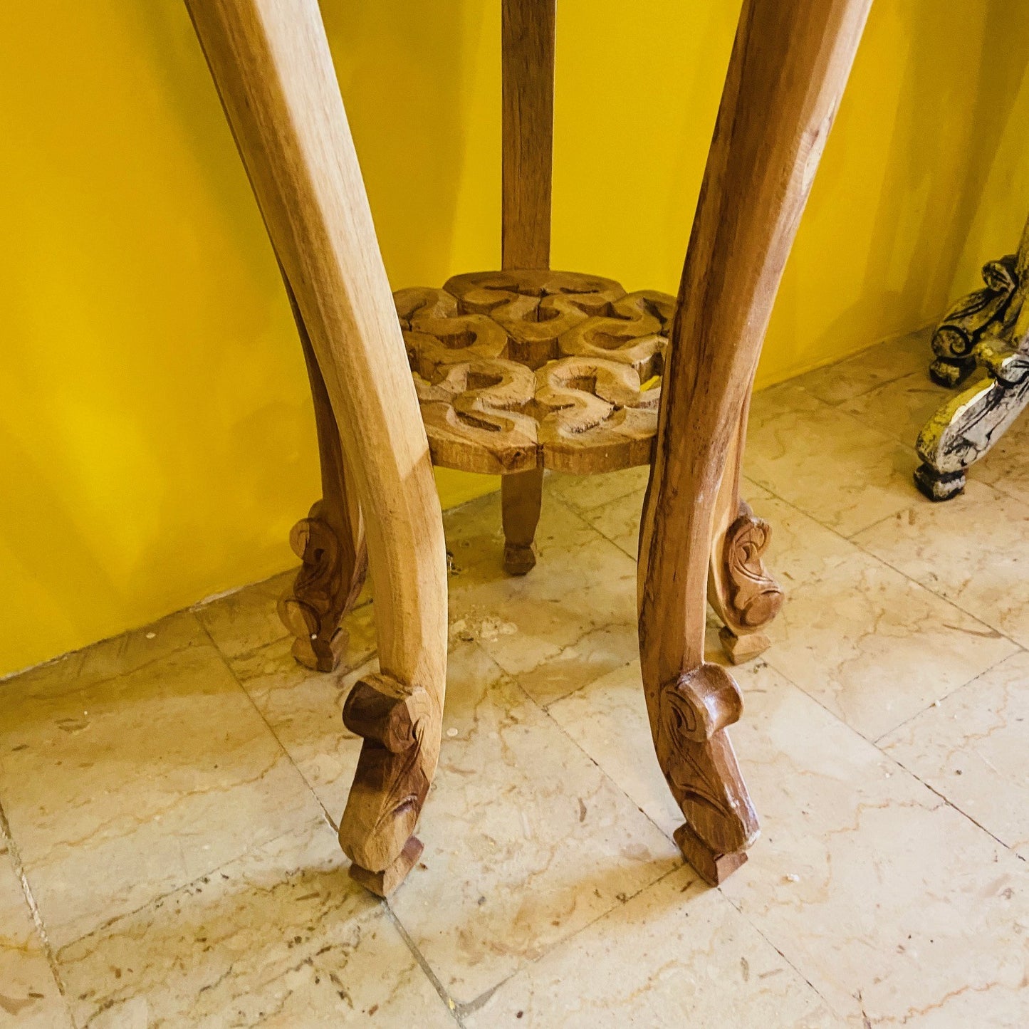 Tabouret déco sur piédestal en bois sculpté vintage
