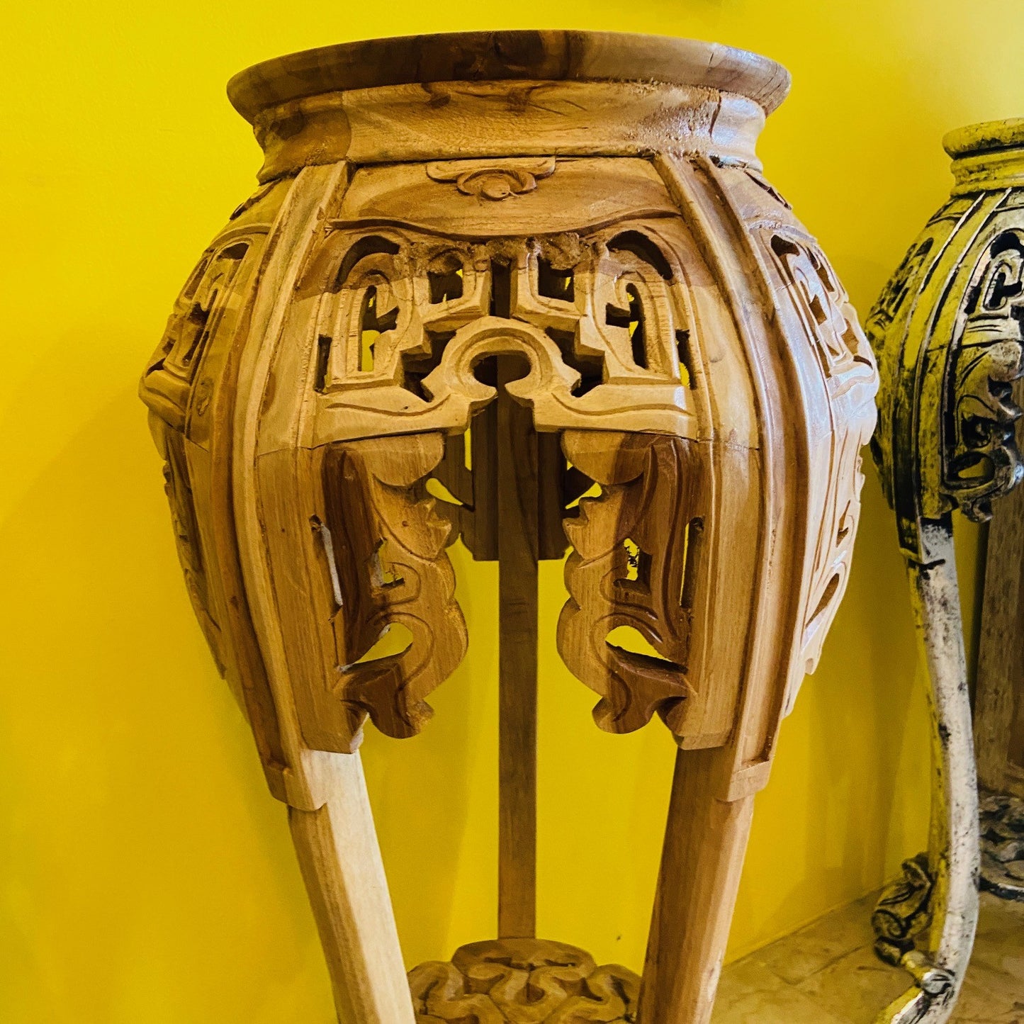 Tabouret déco sur piédestal en bois sculpté vintage