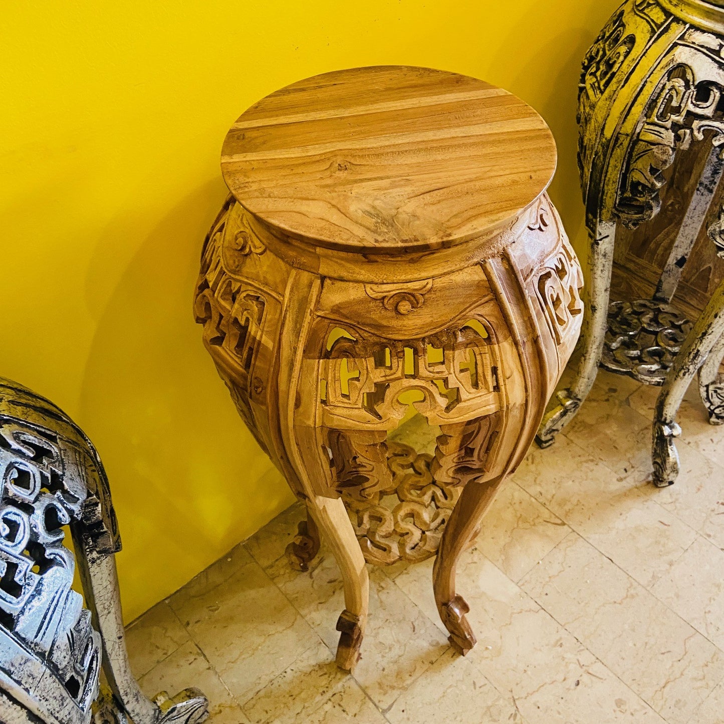 Tabouret déco sur piédestal en bois sculpté vintage