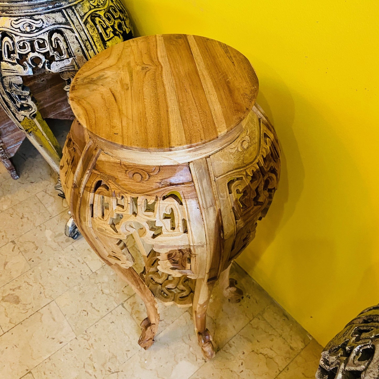 Tabouret déco sur piédestal en bois sculpté vintage