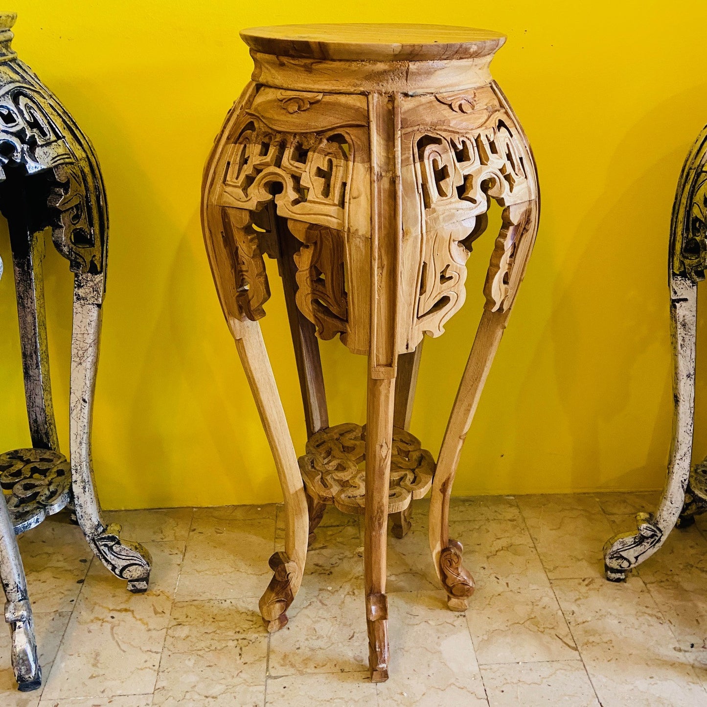 Tabouret déco sur piédestal en bois sculpté vintage