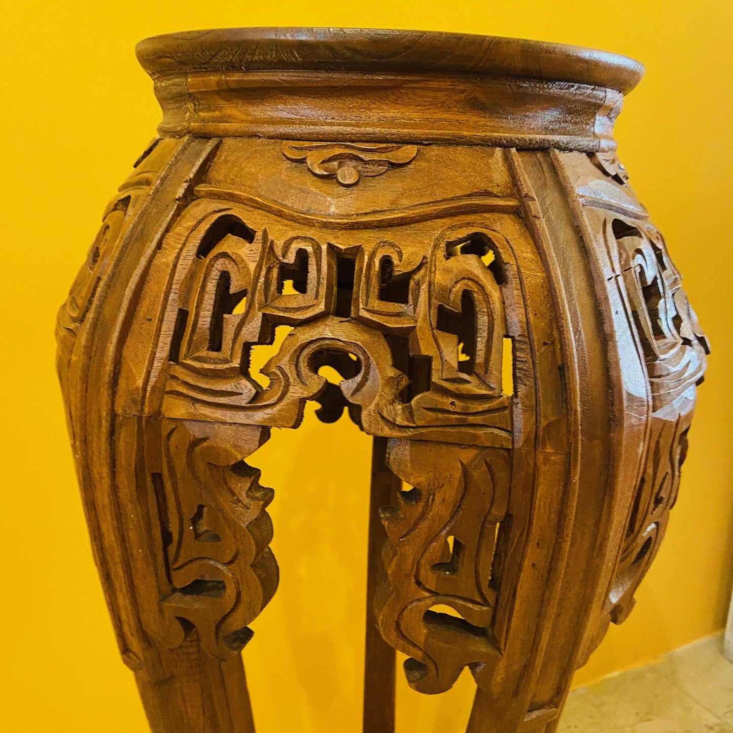 Tabouret piédestal ethnique sculpté en bois déco
