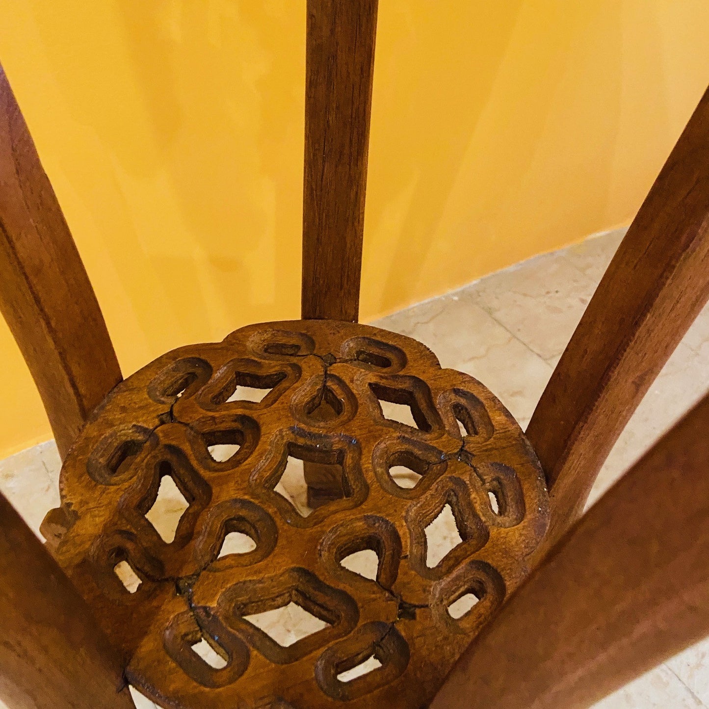 Tabouret piédestal ethnique sculpté en bois déco
