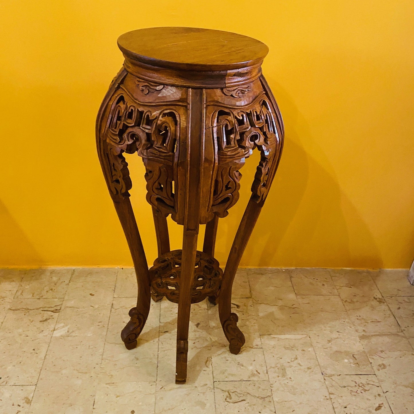 Tabouret piédestal ethnique sculpté en bois déco