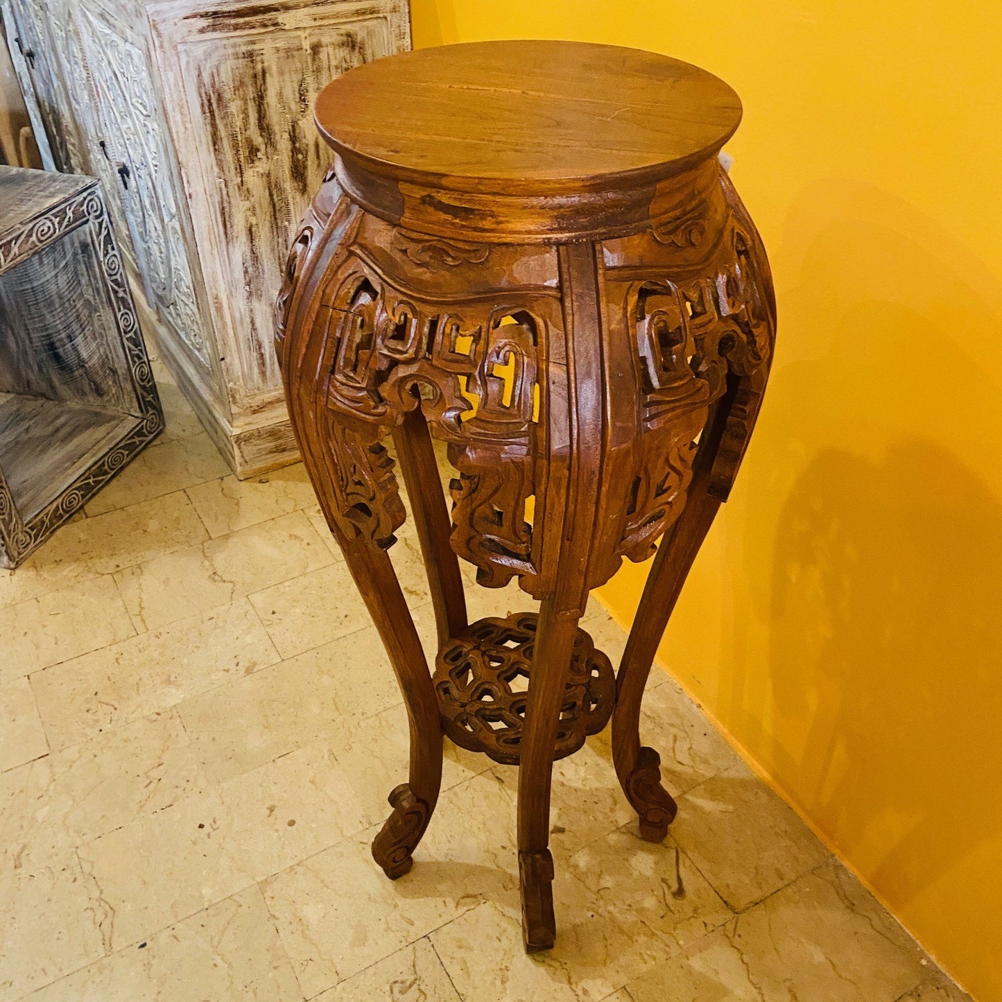 Tabouret piédestal ethnique sculpté en bois déco