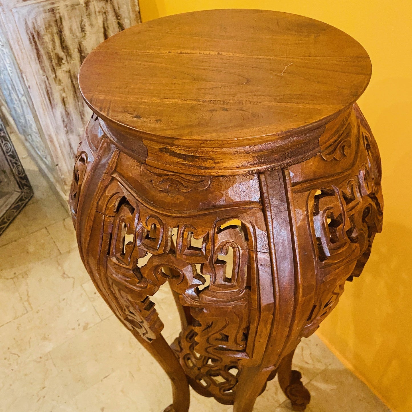 Tabouret piédestal ethnique sculpté en bois déco