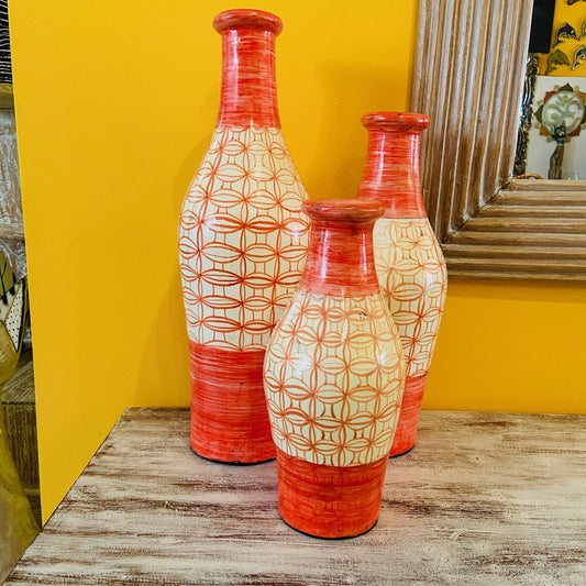 Vases en terre cuite à motifs ethniques