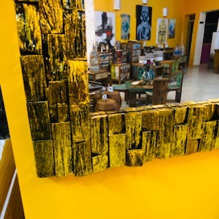 Miroir minimaliste avec cadre ethnique et briques en bois